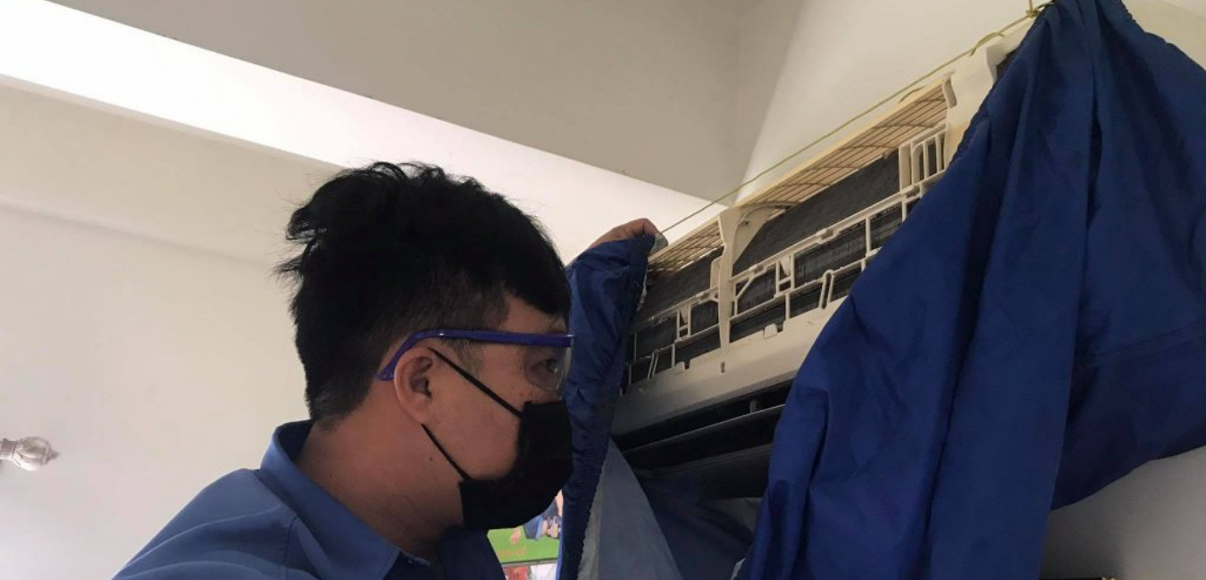 Nhân viên vệ sinh máy lạnh Quảng Ngãi của Hoàng Khang làm việc cẩn thận chuyên nghiệp